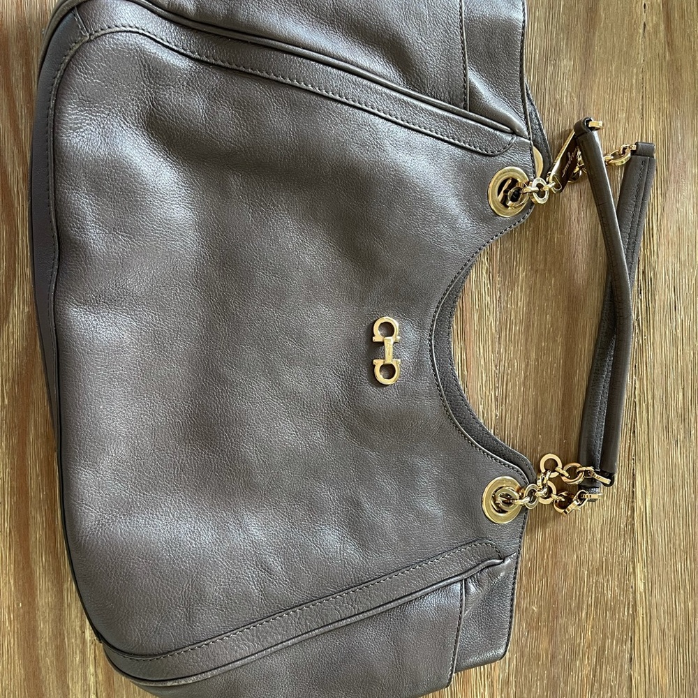 🌟 Salvatore Ferragamo Betulla Chain Handle Tote🌟